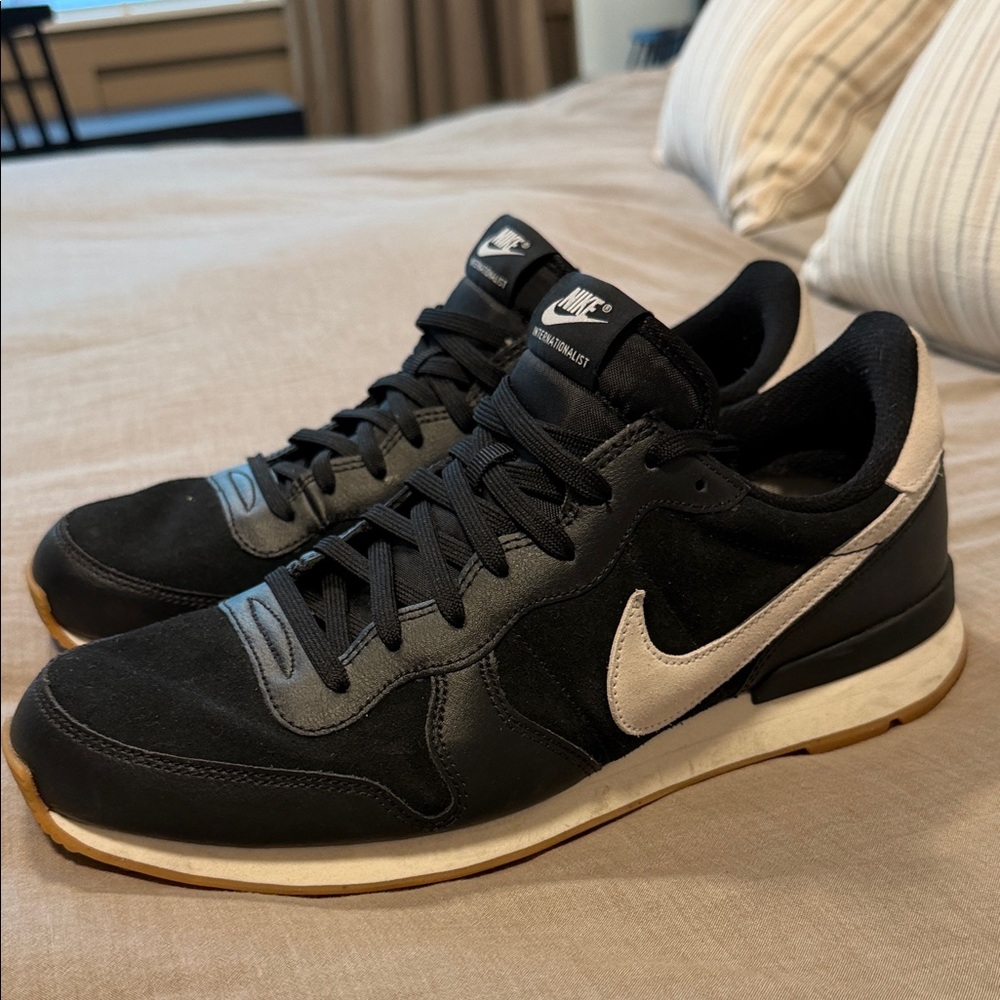Nike Black and White Retro internationalist Runner Sneakers